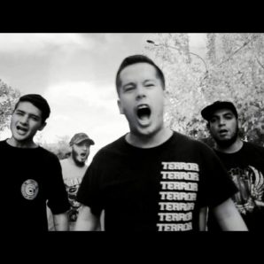 A Puño Cerrado – “Sus Banderas” Official Music Video