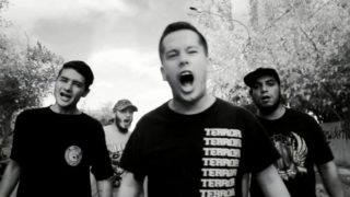 A Puño Cerrado – “Sus Banderas” Official Music Video