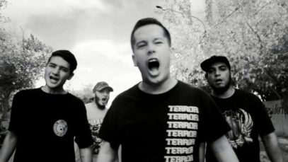 A Puño Cerrado – “Sus Banderas” Official Music Video