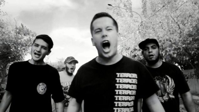 A Puño Cerrado – “Sus Banderas” Official Music Video